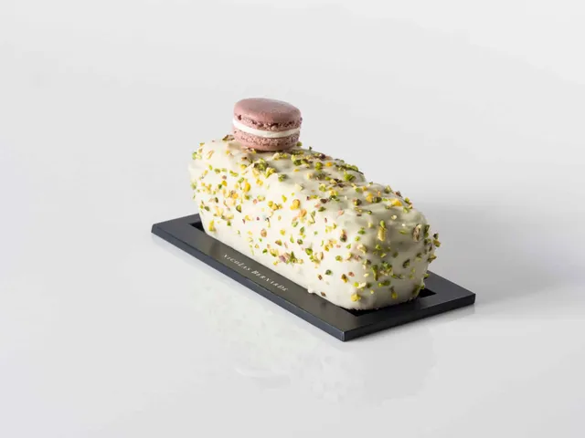 nicolas-bernard-cake-pistache-et-griottes-moelleux image 1