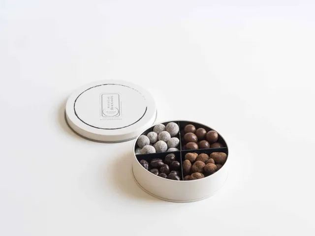 nicolas-bernard-chocolats-coffret-amandes-noisettes-220g image 1